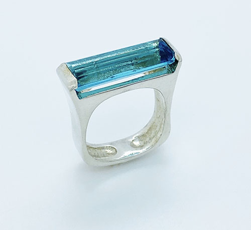 anillo de plata con topacio azul