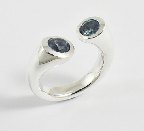 Anillo de plata con topacios azules