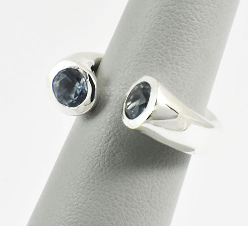 Anillo de plata con topacios azules