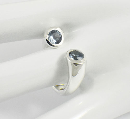 Anillo de plata con topacios azules