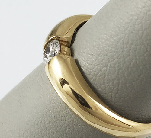 anillo de matrimonio solitario de oro con diamantes