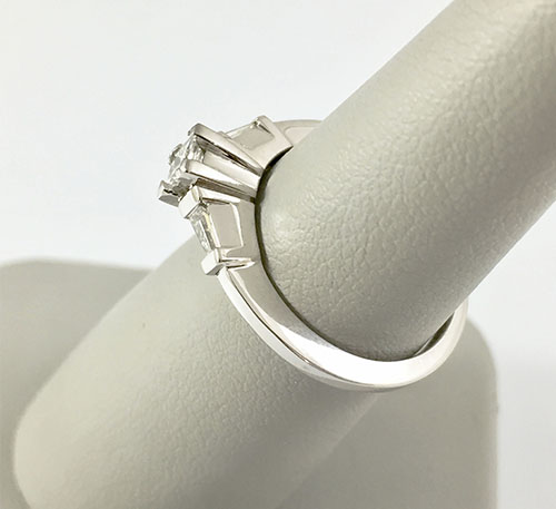 anillo de matrimonio en oro blanco con diamantes