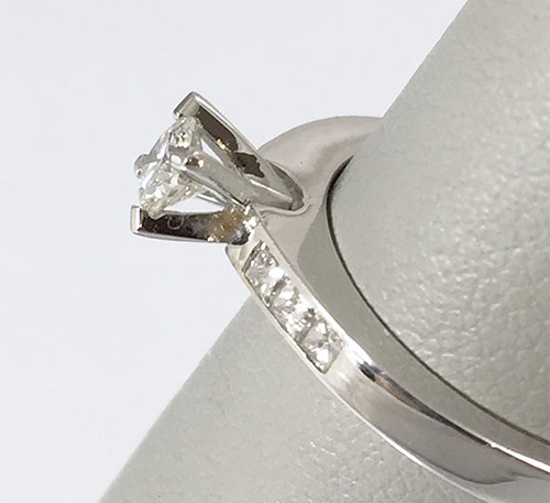 anillo de matrimonio en oro blanco y diamantes
