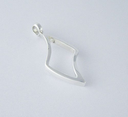 Dije de plata ley 0,950 con peso 2 gramos. Diseño de cruz.