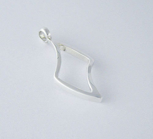 Dije de plata ley 0,950 con peso 2 gramos. Diseño de cruz.