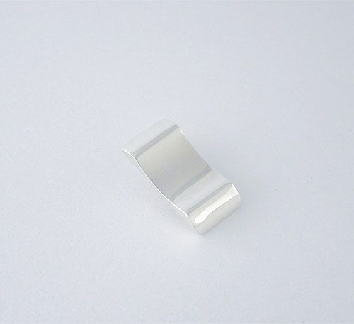 Dije de plata ley 0,950 con peso 5 gramos. Diseño en forma de ondulación.