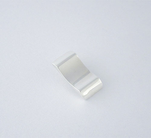 Dije de plata ley 0,950 con peso 5 gramos. Diseño en forma de ondulación.