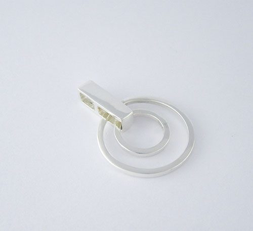 Dije de plata ley 0,950 con peso 5 gramos. Diseño de argollas colgantes móviles.