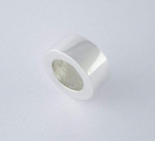 Dije de plata ley 0,950 con peso 5 gramos. Diseño en forma de rueda.