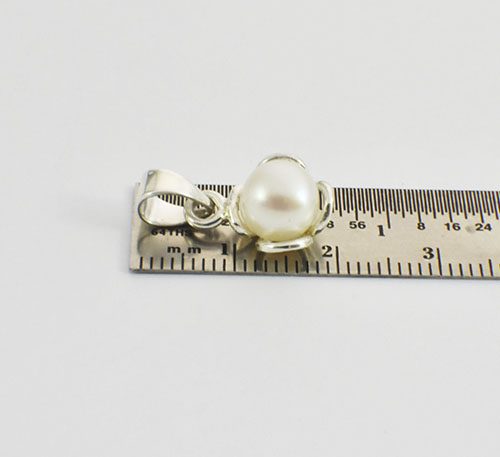 Dije de plata ley 0,950 con peso 2 gramos y perla natural de cultivo de 7 mm de diámetro. Diseño de 3 4 aros como pétalos.