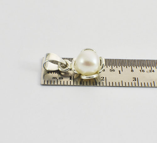 Dije de plata ley 0,950 con peso 2 gramos y perla natural de cultivo de 7 mm de diámetro. Diseño de 3 4 aros como pétalos.