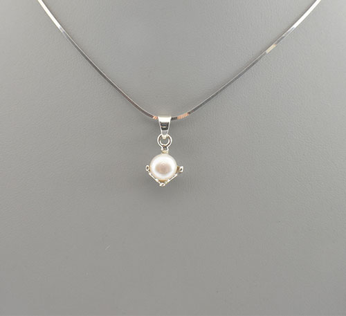 Dije de plata ley 0,950 con peso 2 gramos y perla natural de cultivo de 7 mm de diámetro. Diseño de 4 uñas.