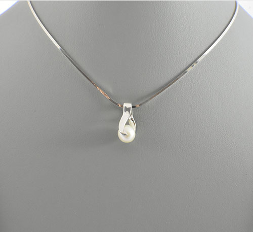 Dije de plata ley 0,950 con peso 2 gramos y perla natural de cultivo de 7 mm de diámetro. Diseño de pinza.