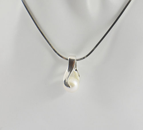 Dije de plata ley 0,950 con peso 2 gramos y perla natural de cultivo de 7 mm de diámetro. Diseño de pinza.