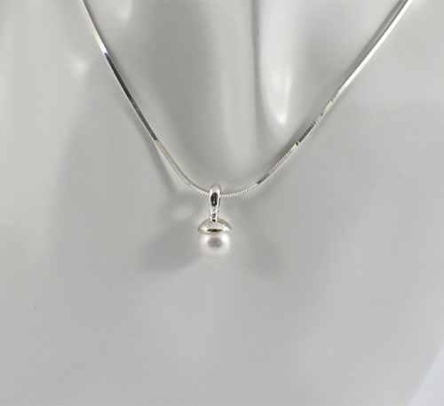 Dije de plata ley 0,950 con peso 2 gramos y perla natural de cultivo de 7 mm de diámetro. Diseño de colgante.