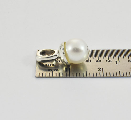 Dije de plata ley 0,950 con peso 2 gramos y perla natural de cultivo de 7 mm de diámetro. Diseño de colgante.