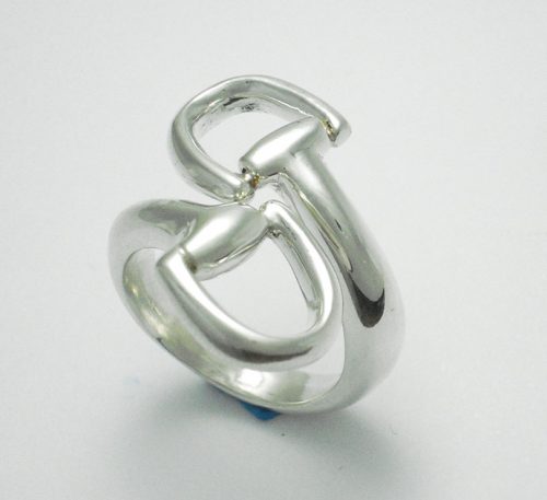 Anillo de plata ley 0,950 de peso 9 gramos. Diseño de filetes de equitación cruzados.
