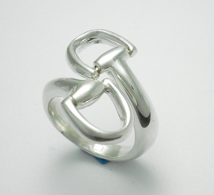 Anillo de plata ley 0,950 de peso 9 gramos. Diseño de filetes de equitación cruzados.