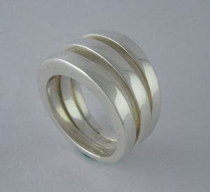 Anillo de plata ley 0,950 con peso 14 gramos. Diseño triple argolla.