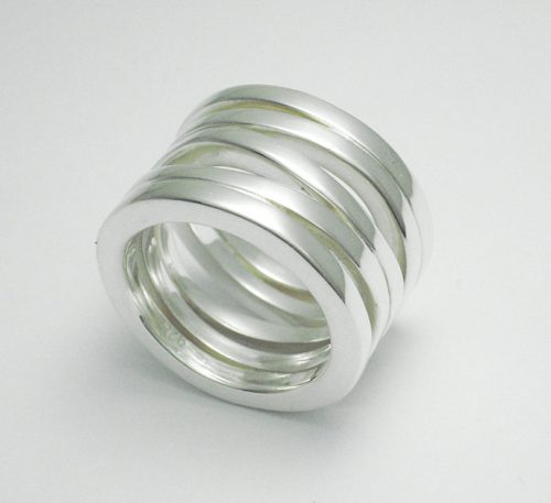 Anillo de plata ley 0,950 con peso 15 gramos. Diseño de 5 argollas aleatorias.