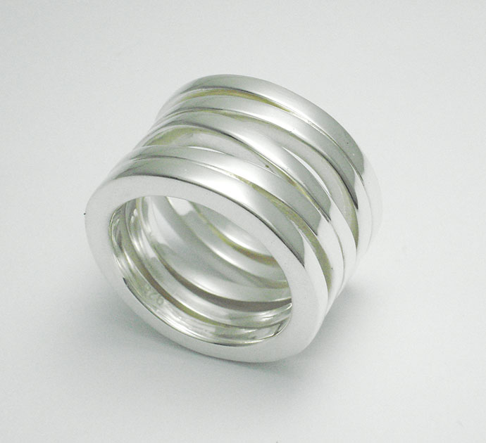 Anillo de plata ley 0,950 con peso 15 gramos. Diseño de 5 argollas aleatorias.