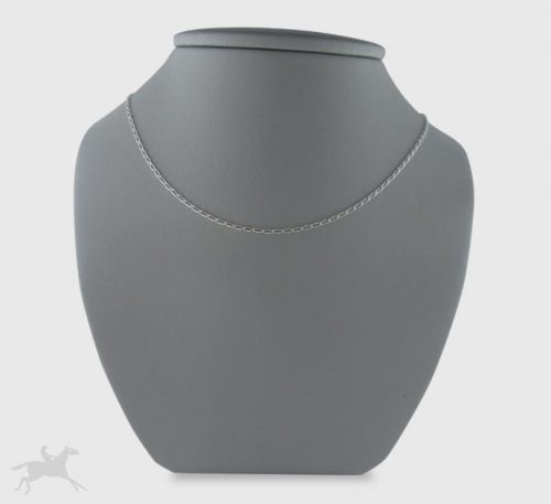 Cadena de plata ley 0,925 con peso 3,5 gramos. Diseño de eslabones alargados.