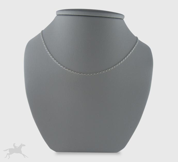 Cadena de plata ley 0,925 con peso 3,5 gramos. Diseño de eslabones alargados.
