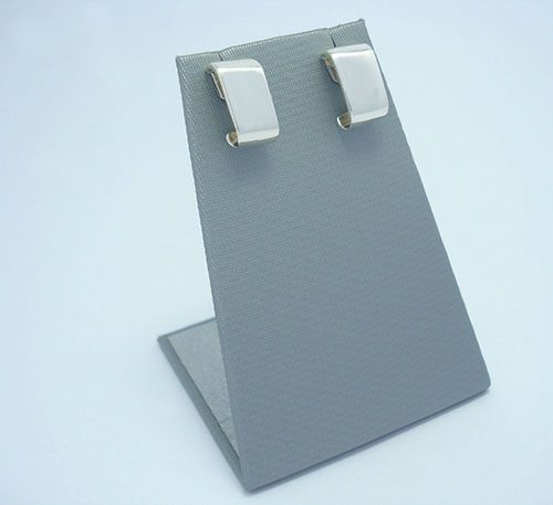 Aretes de plata ley 0,950 con peso 4. Diseño de semi candonga rectangular pequeña.