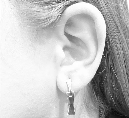 Aretes de plata ley 0,950 con peso 5,5 gramos, Diseño de 2 segmentos acoplados con movimiento.
