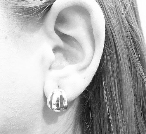 Aretes de plata ley 0,950 con peso 5,5 gramos, Diseño de semi candonga mediana