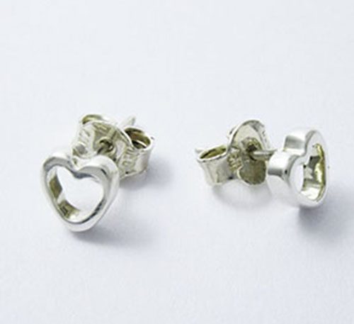 Aretes de plata ley 0,950 con peso 2,5 gramos, Diseño de corazón pequeño.