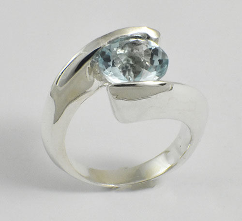 Topacio azul en anillo de plata