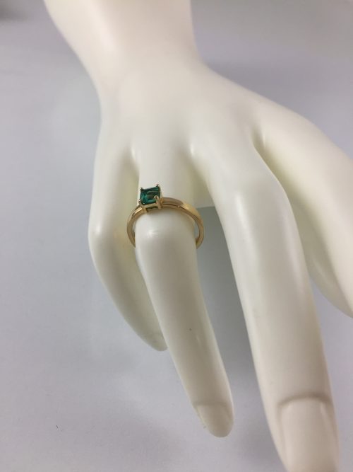 anillo de oro con esmeralda colombiana