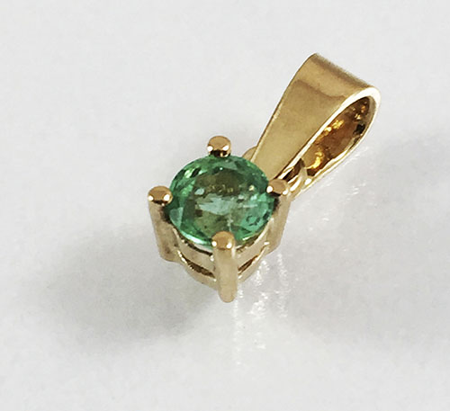 Dije de oro con esmeralda de Colombia