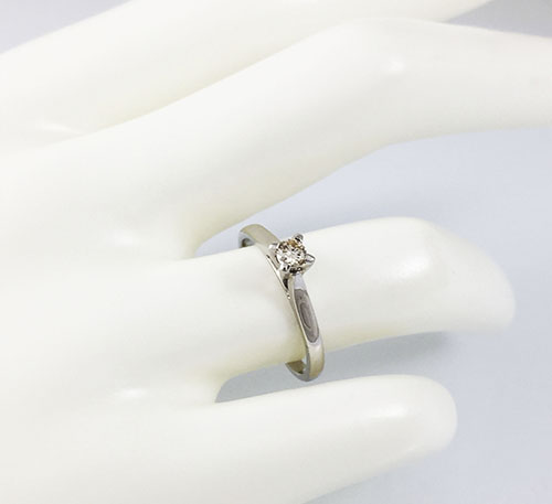 anillo de matrimonio en oro blanco y diamante.