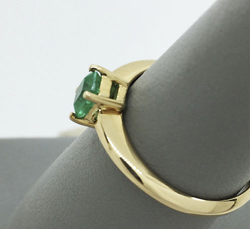 anillo de oro con esmeralda