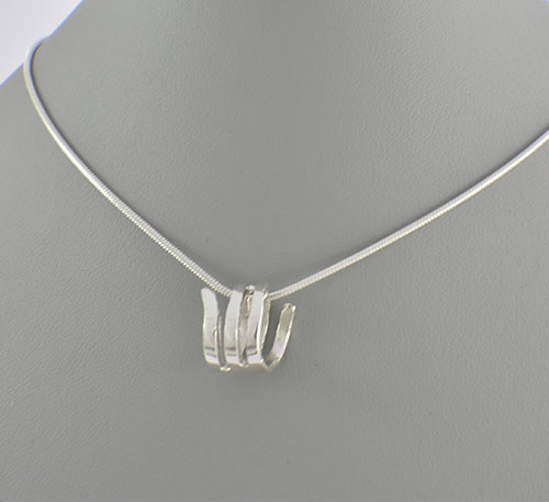 Dije collar de plata ley 0,950 de peso 3 gramos. Diseño aro sin fin.