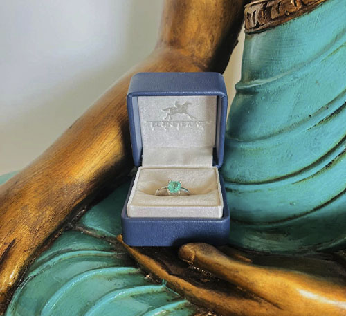 Anillo de plata con esmeralda de Colombia
