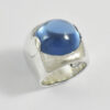 anillo de plata con topacio azul cabuchon