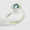 anillo de plata con topacio azul natural