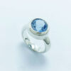 Anillo de plata con topacio azul claro