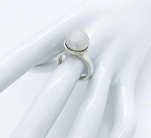 Anillo de plata con perla natural