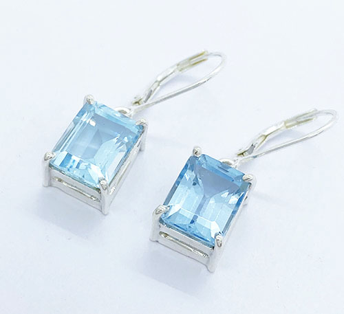 Aretes de plata con topacio azul natural