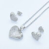 Juego set de aretes y dije en plata ley 0,925 con circones naturales, talla redonda, tamaño 1 mm de diámetro. Diseño corazones