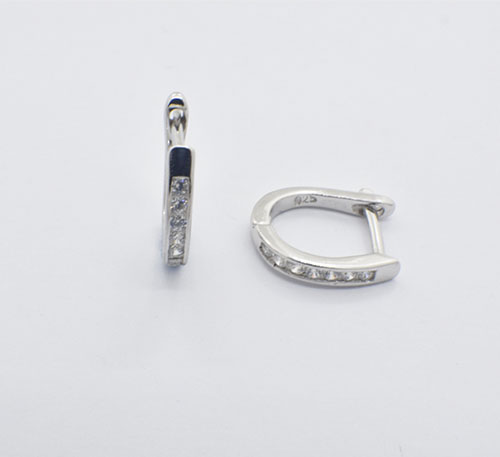 Aretes semicandongas de plata ley 0,950 con circones naturales de talla redonda de 0,5 mm de diámetro. Diseño de semicandongas pequeñas mini.