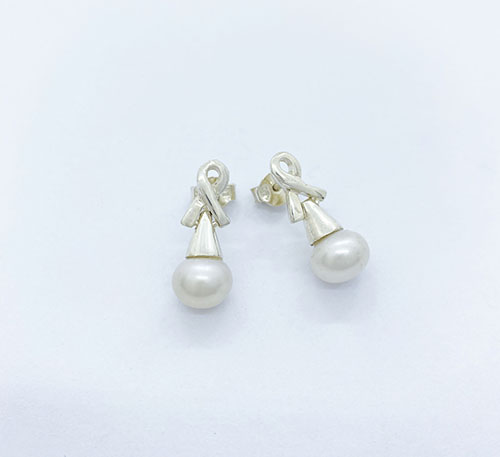 Aretes de plata ley 0,950 con perlas naturales de cultivo color blanco con forma redonda de 8 mm de diámetro.