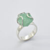 Anillo de plata con roca de esmeralda