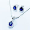 Set de aretes de plata con zafiro de laboratorio.