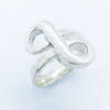 Anillo de plata ley 0,950 con peso 8 gramos. Diseño infinito.