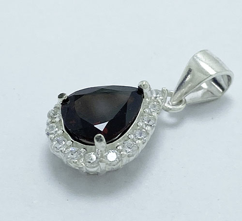 Dije de plata ley 0,925 con granate natural